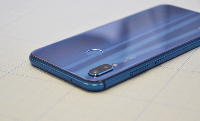  Right side of Huawei P20 Lite