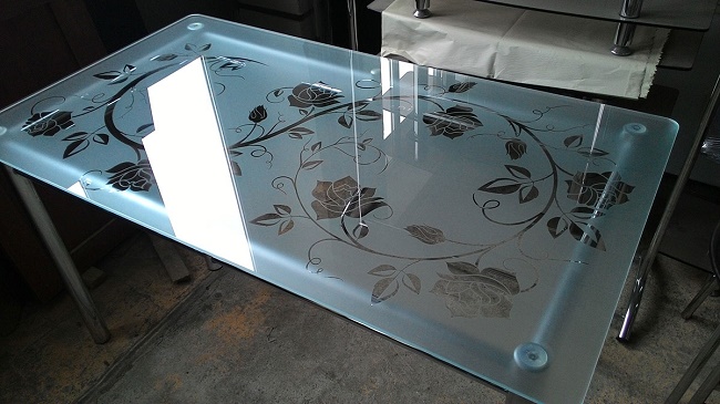  Sandblasting glass