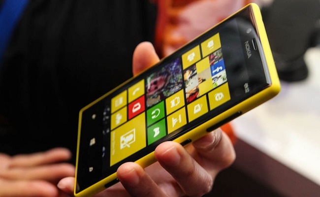  Nokia Lumia 720 in the hands