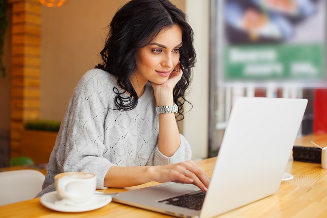  Mädchen hinter einem Laptop