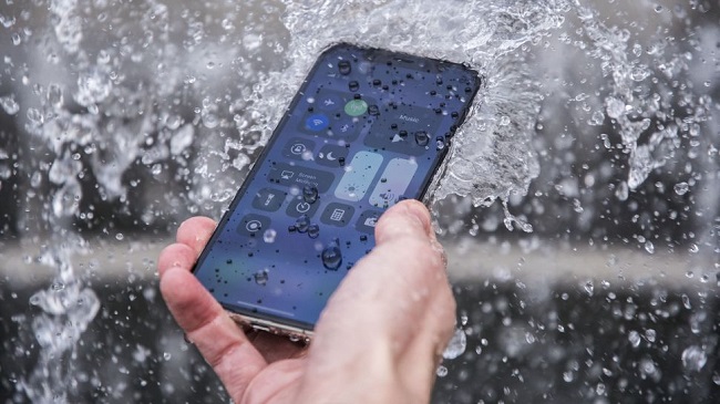  Phone in water