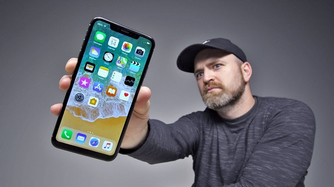  Apple iPhone XS Max in hand