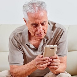  How to choose a smartphone for an elderly person